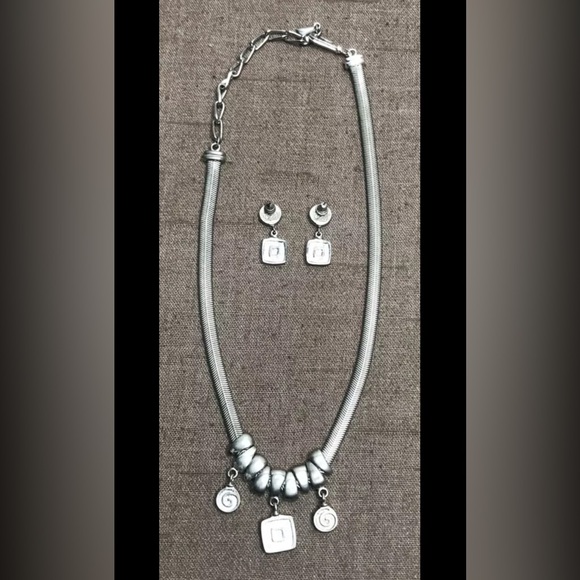 Vintage Liz Claiborne LCI Silver-Tone Herringbone Slinky Necklace & Earrings - Picture 6 of 11